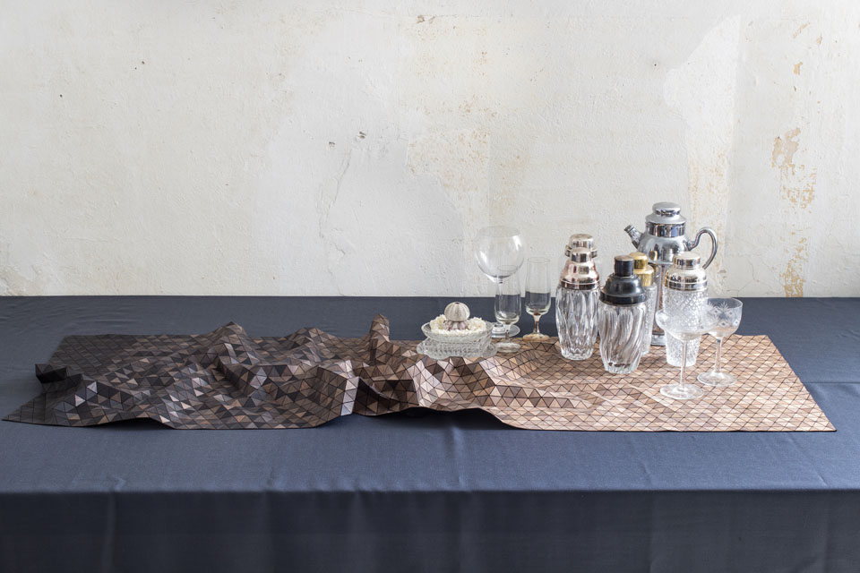 detalle del mantel de madera de la diseñadora Elisa Strozyk