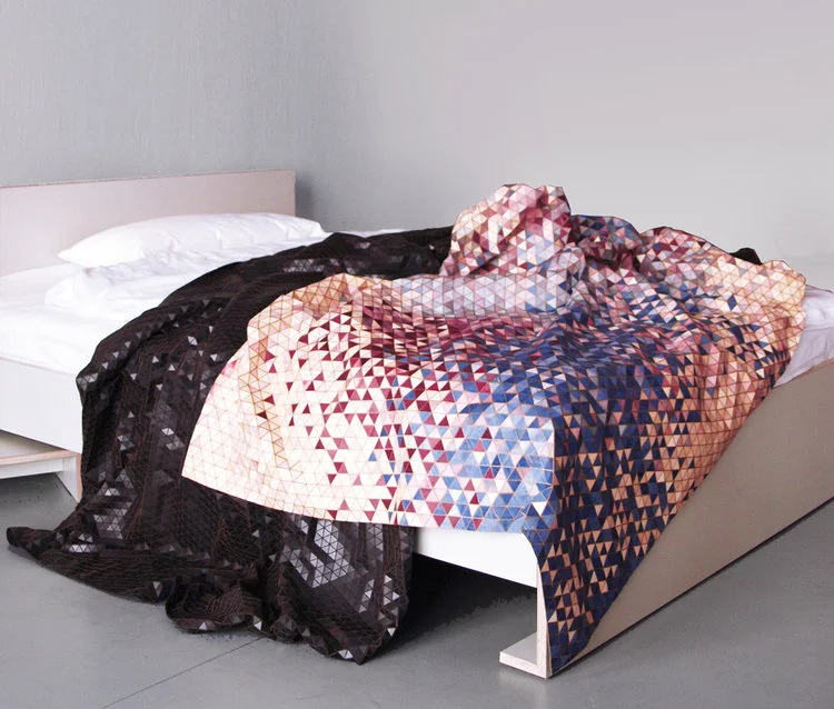 mantas de madera en varios colores creadas por Elisa Strozyk