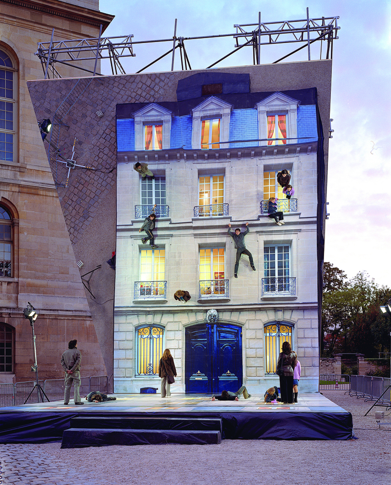 montaje de la instalacion Bâtiment, de leandro Elrich