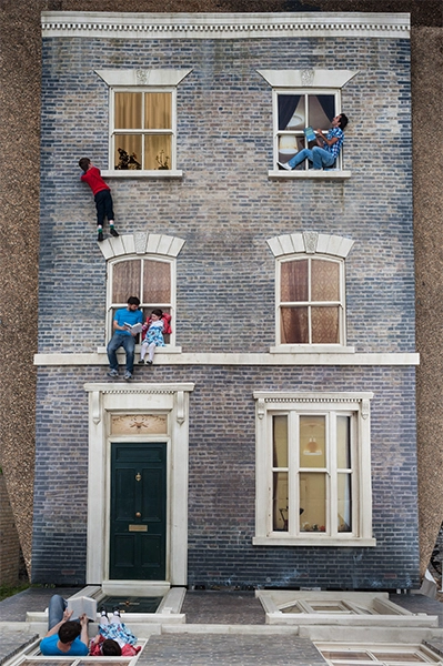 instalacion de Leandro Erlich estilo británico de la «Dalston House» 