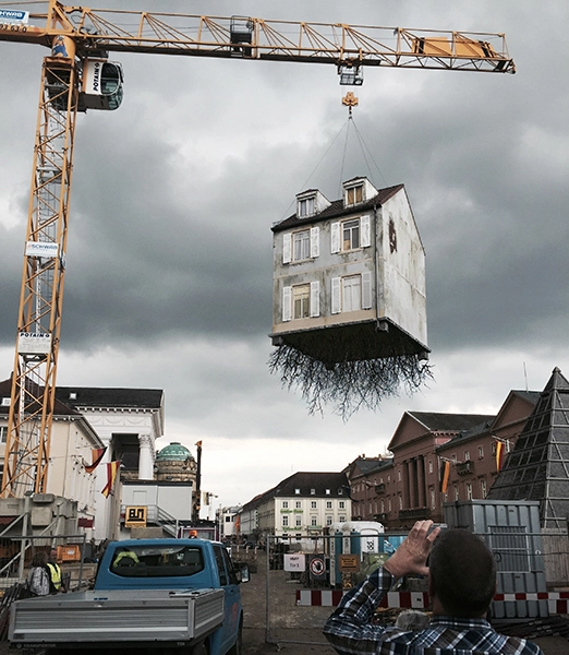 instalacion Pulled by the Roots» una casa arrancada de su entorno nos muestra sus raíces orgánicas 