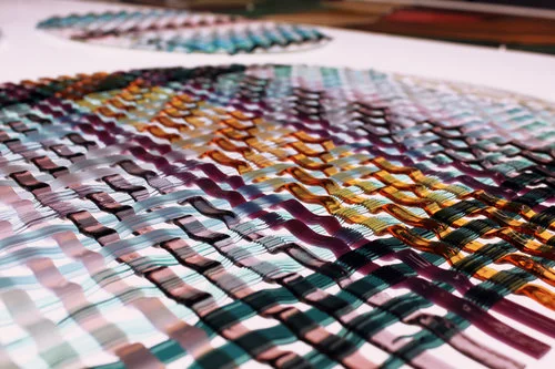 detalle de cristal multicolor entrelazado como si fuera una trama textil