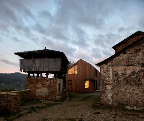 Extraños en el paraíso: una casa modular asturiana con el sello de Baragaño