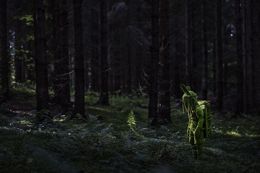 Escultura inquietante de kim simonsson en mitad del bosque