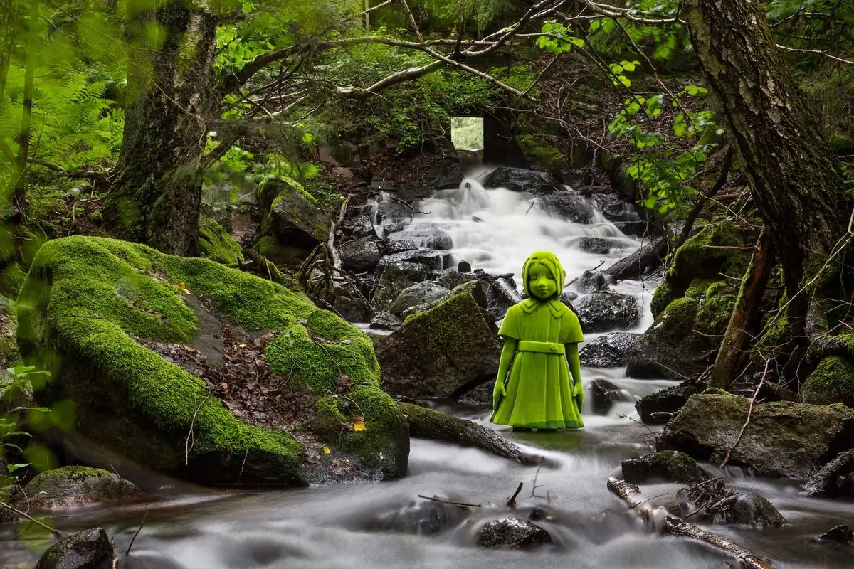 figura de arcilla revestida con una capa de fibra de nailon verde intenso