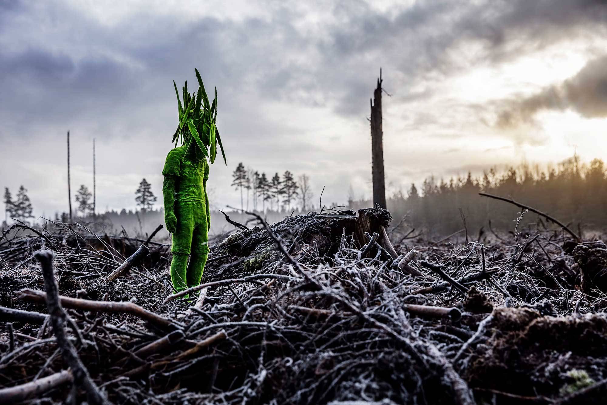 escultura de un niño creada por Kim Simonsson de la serie Moss People