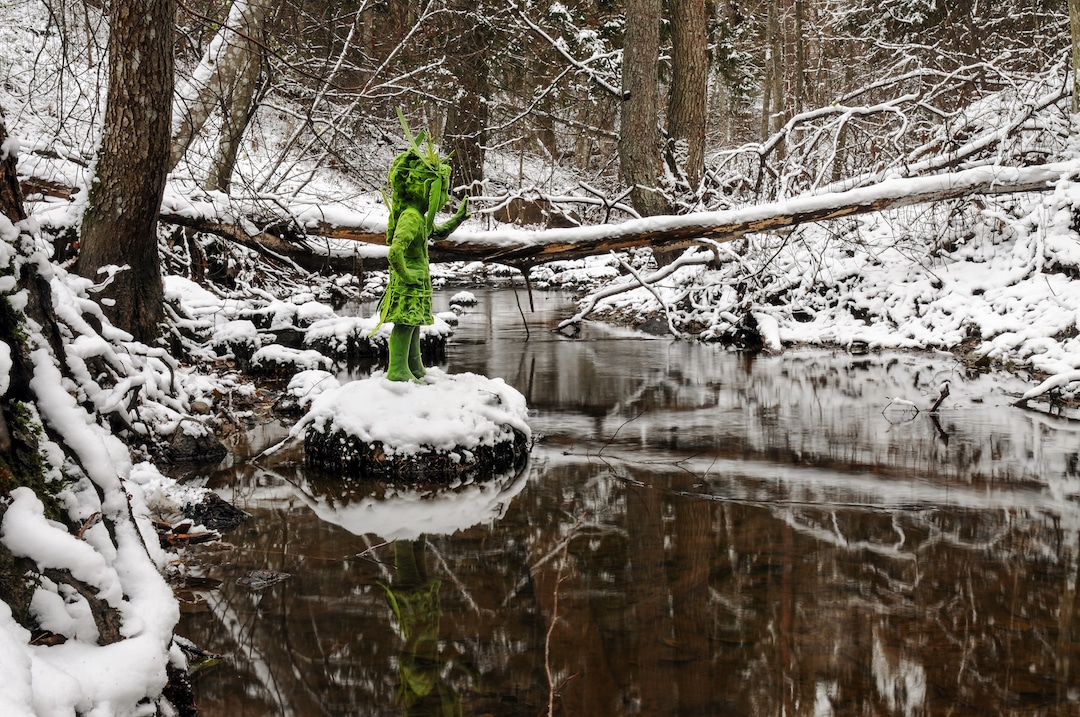 escultura inquietante de Kim Simonsson en el río
