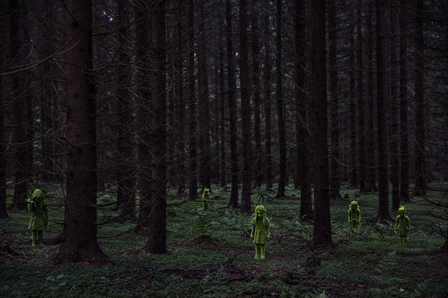 Esculturas en mitad del bosque de la serie moss people