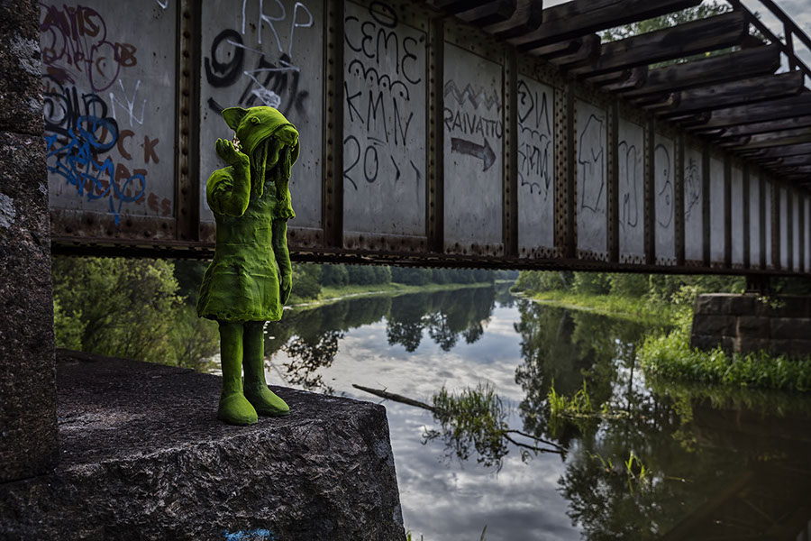 escultura realista de Simonsson con gestos sutiles en un puente