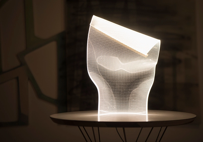 lampara sobre mesa diseñada por Alexander Josephson