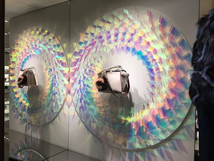 instalacion de cristales de colores y simetría para fendi de chris wood