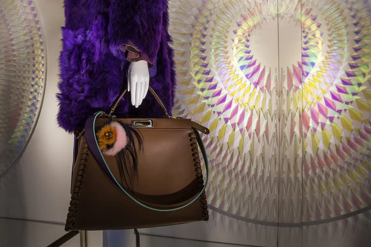 detalle del Escaparate de Fendi con la instalación hues of light de chris wood
