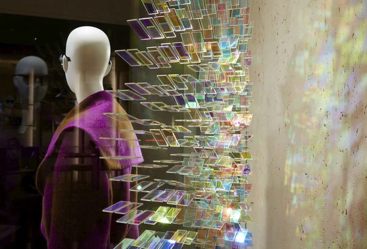 detalle de los cristales de colores de la instalacion para fendi de chris wood