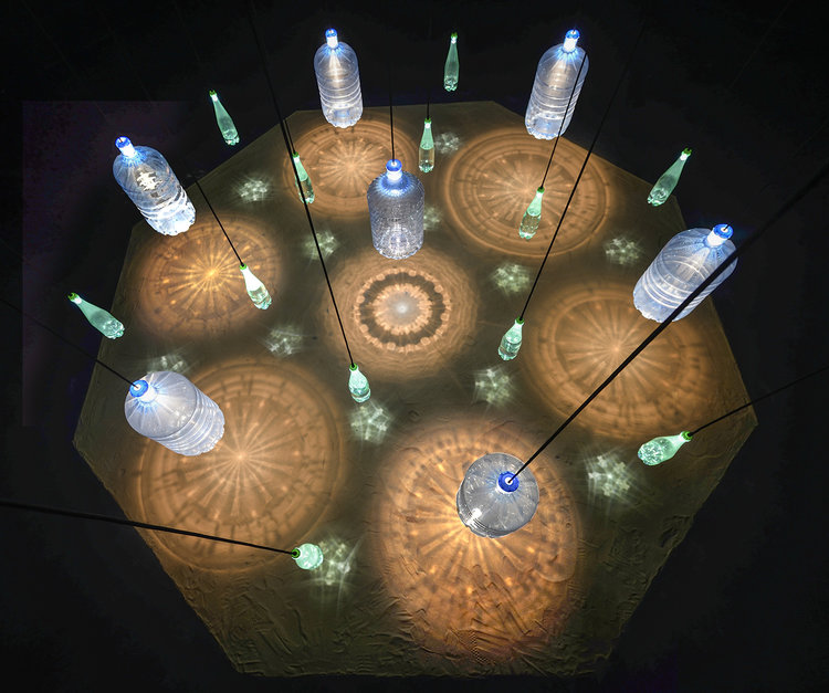 Instalacion light rain que recuerda el mundo intimista arabe