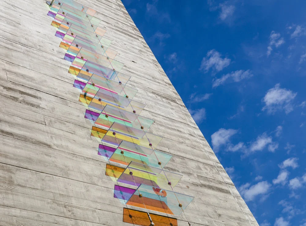 cristales dicroicos a modo de peldaños en la fachada del edificio