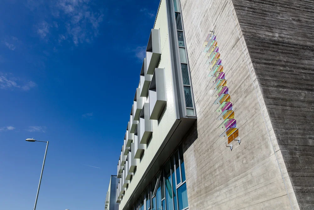 instalacion a step up compuesta por cristales a modo de peldaños en la fachada