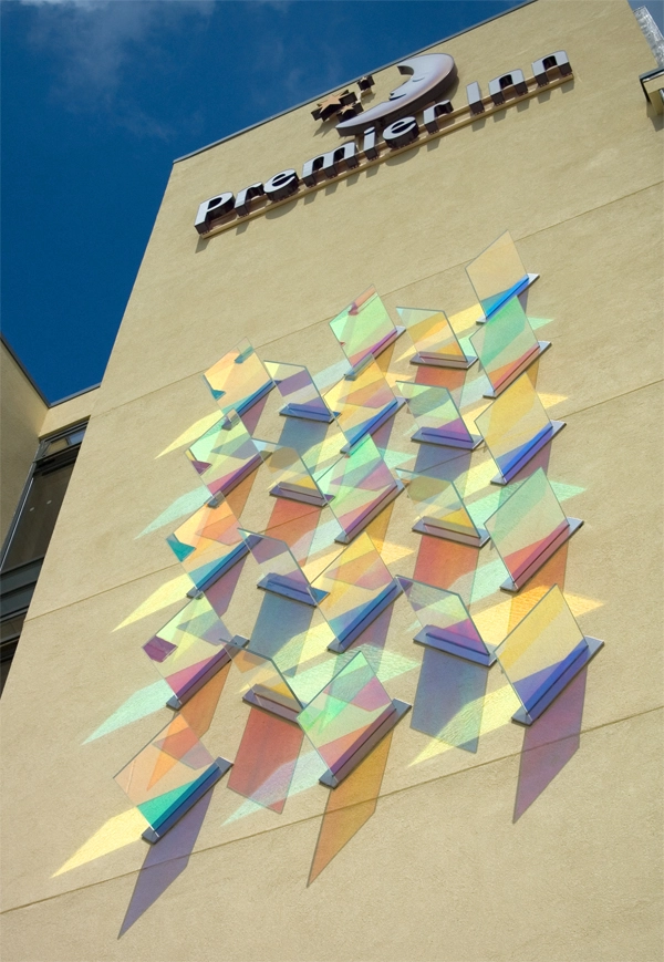 chroma instalacion de vidrios dicroicos perpendiculares entre sí sobre fachada