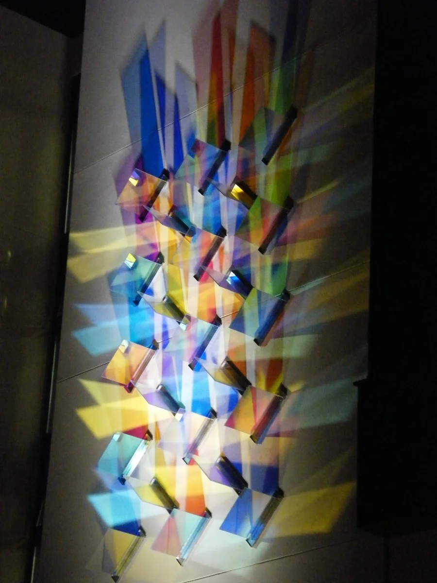 instalación chroma de vidrios dicroicos perpendiculares entre sí de noche