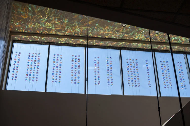 opllyse instalacion de chris wood de cristales de colores en ventanales 