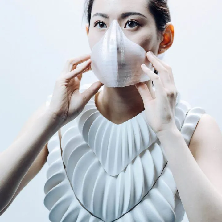 diseño geométrico de pliegues y solapamientos que evocan a especies reptiles o anfibias