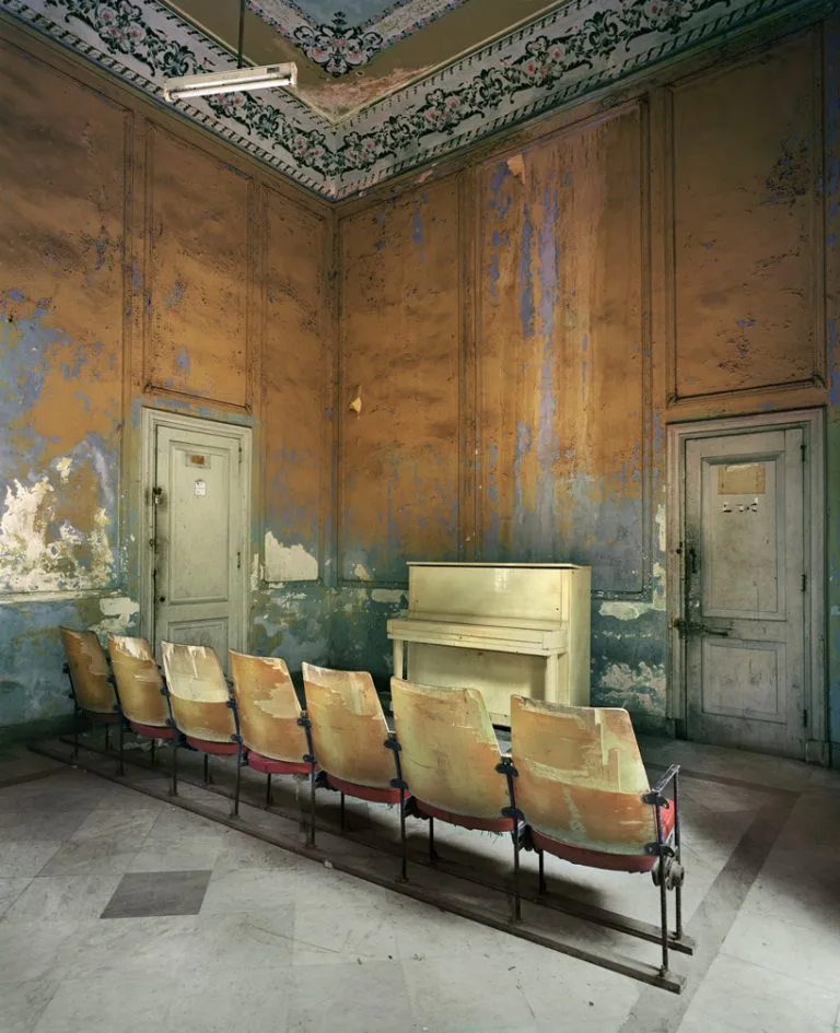 espacio sin gente fotografiado por michael eastman