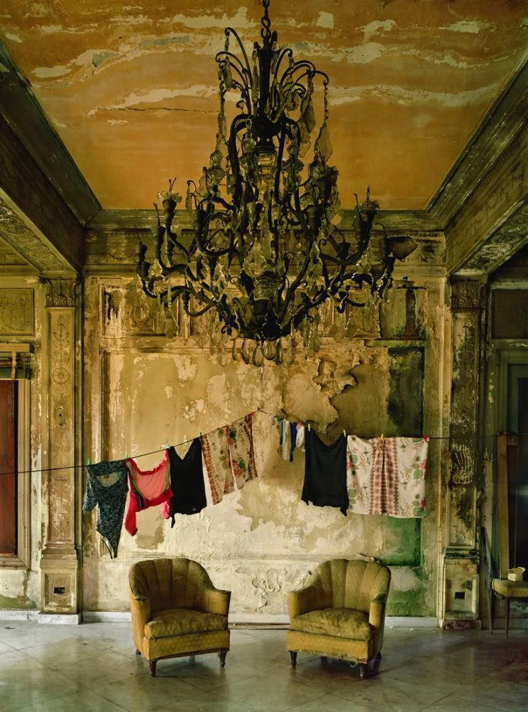 lampara de araña fotografiada en edificio antiguo