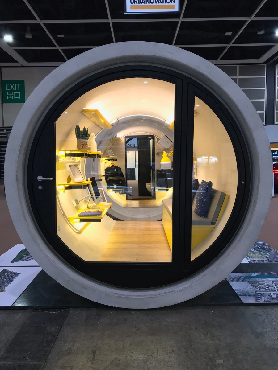 puerta de acceso a la capsula construida en un tubo de hormigon