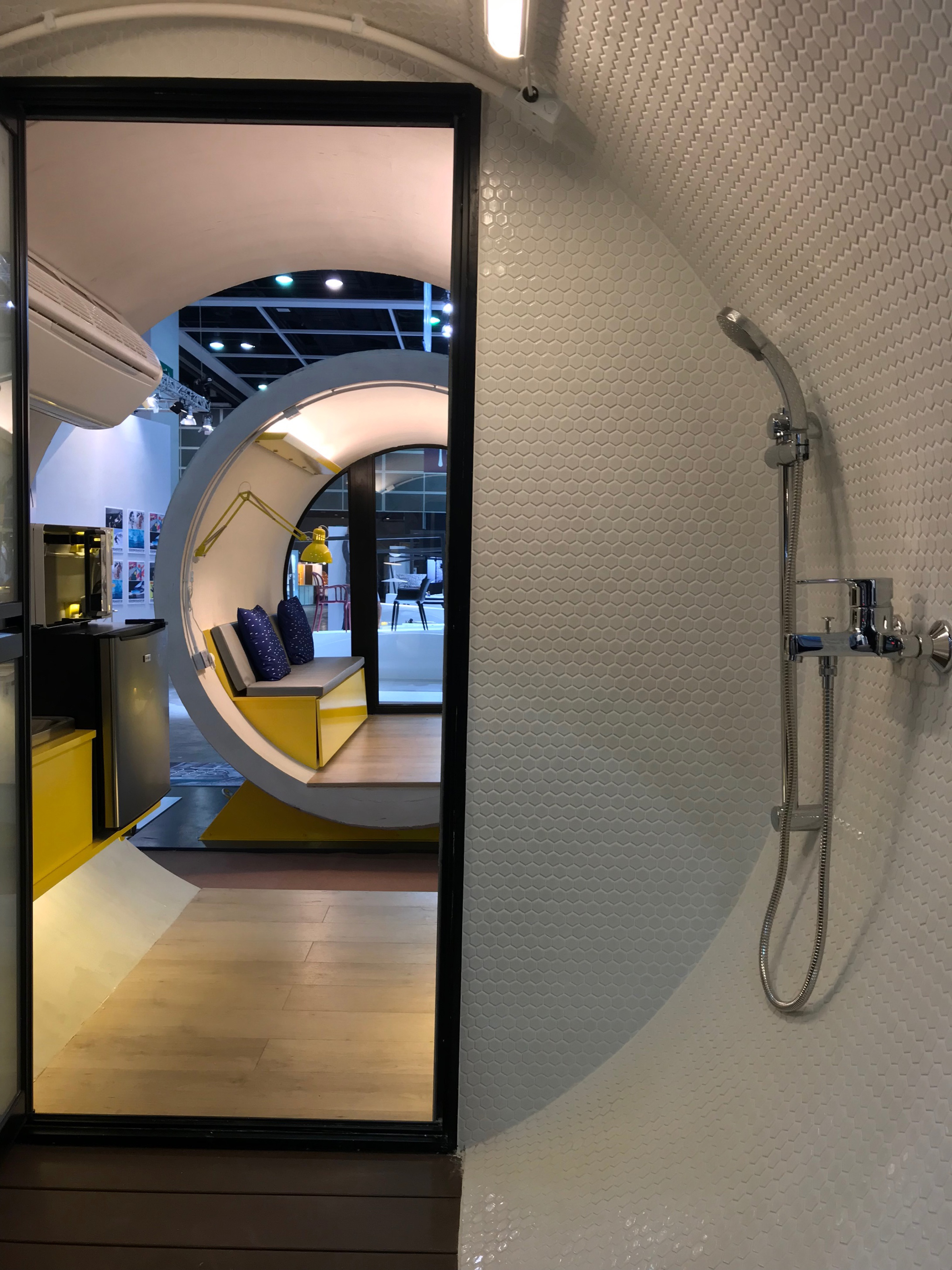 espacio para la ducha de las capsulas habitacionales