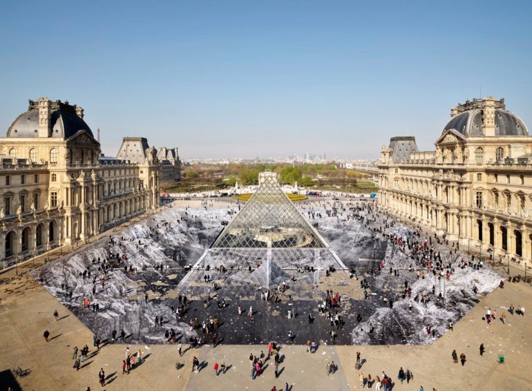 Instalación de JR en la Pirámide del Museo del Louvre