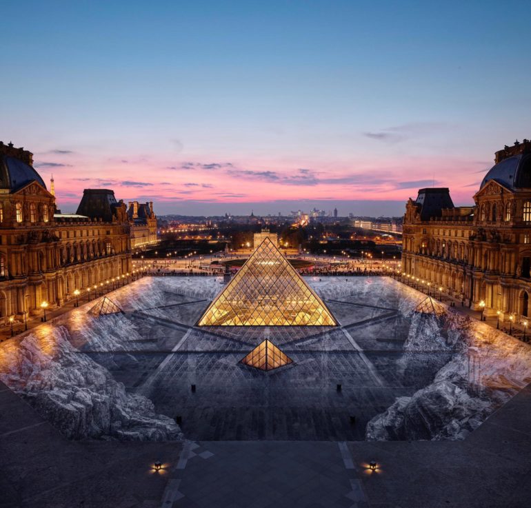 Instalación de Jean René en la Pirámide del Museo del Louvre de noche