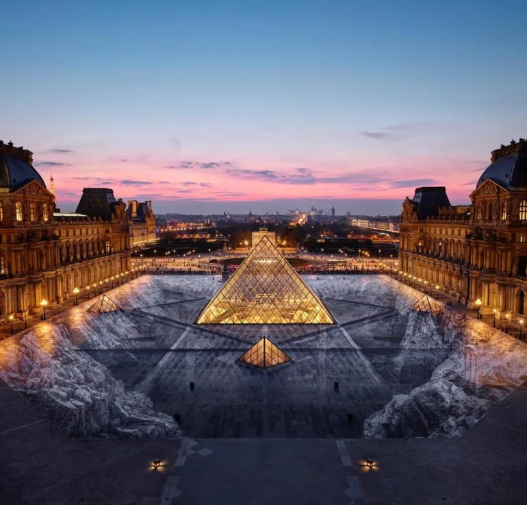 Instalación de Jean René en la Pirámide del Museo del Louvre de noche