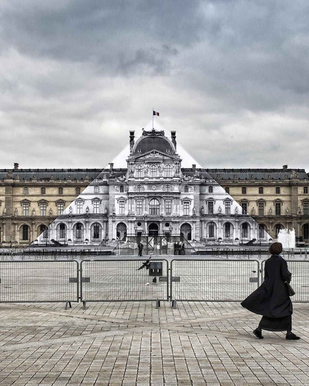 Ilusión óptica de jean rene en la pirámide del louvre