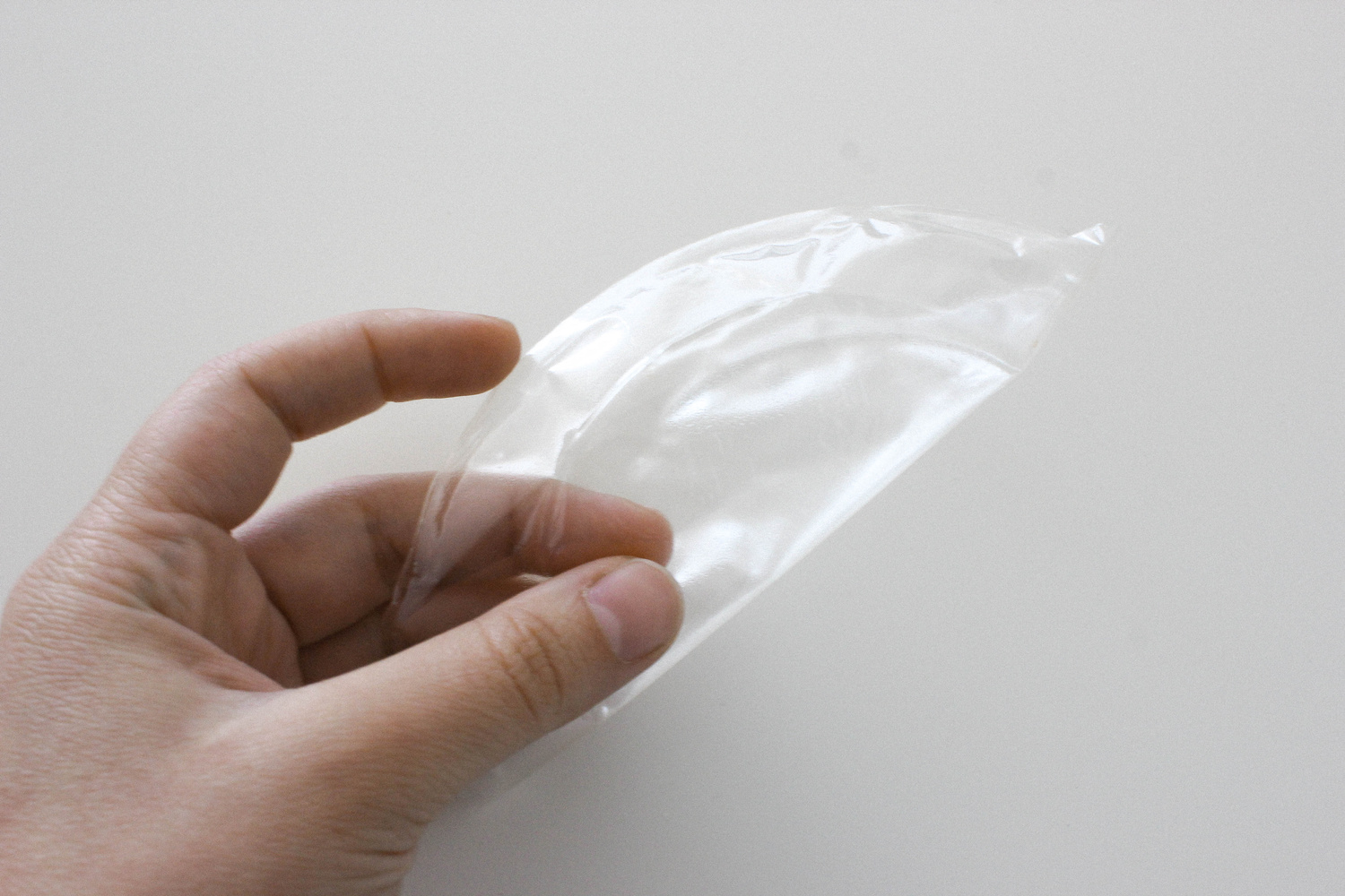 detalle de la flexibilidad del material sustituto del plastico