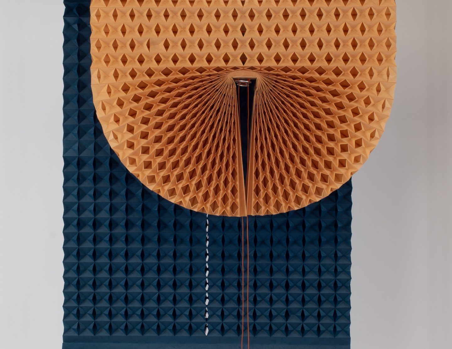 estores de color y formas geométricas diseñados por Natchar Sawatdichai