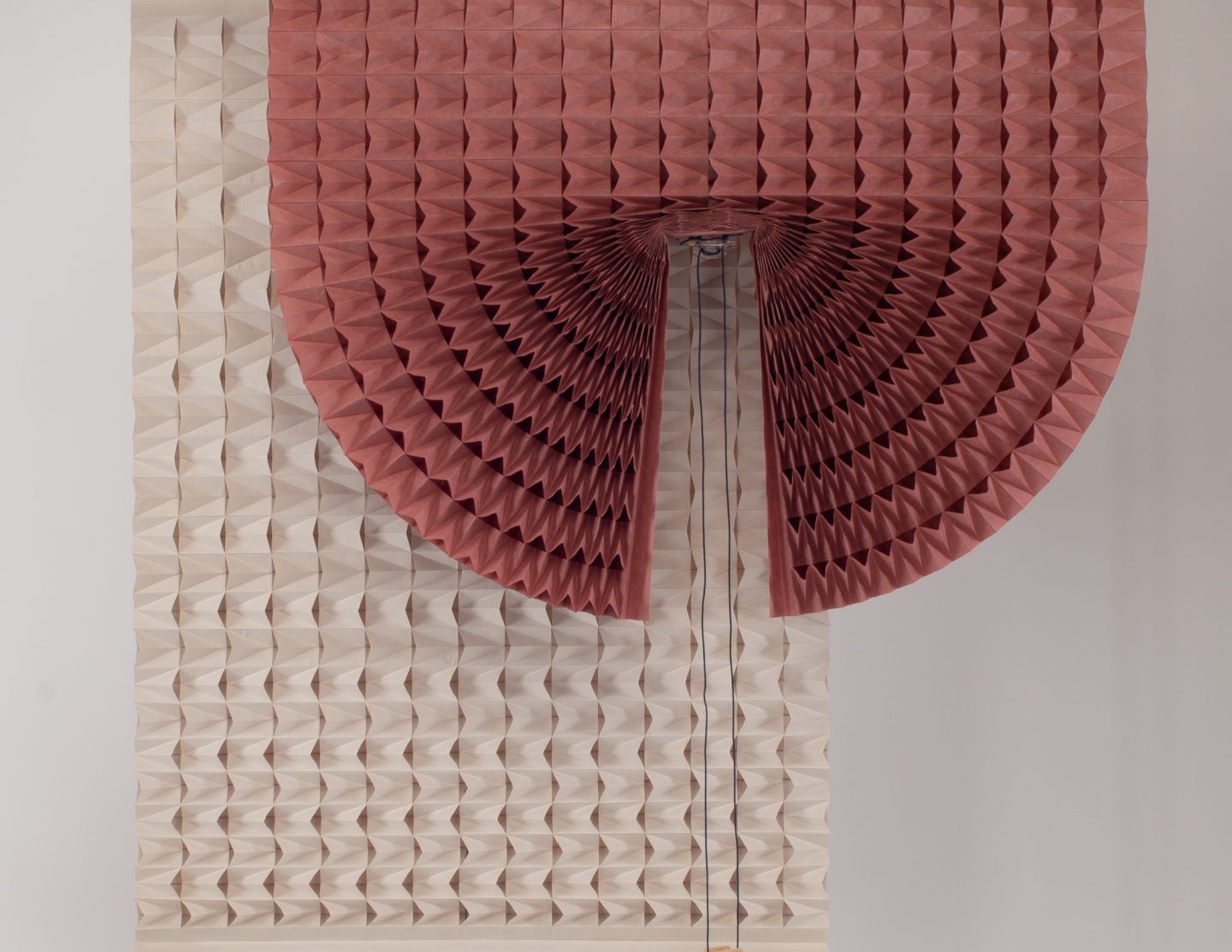 detalle de como recoger los estores con formas geométricas