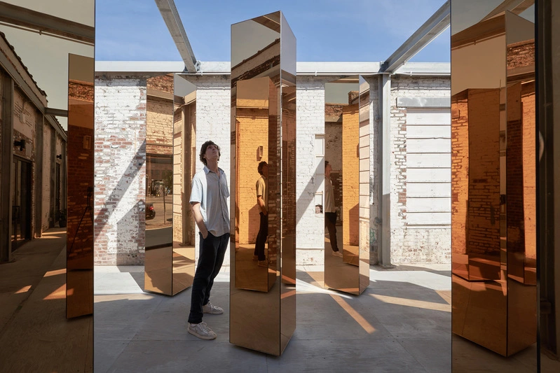 detalle de los visitantes reflejandose en las columnas