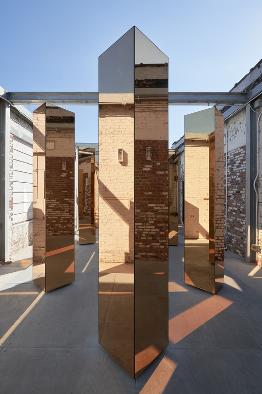 detalle de los reflejos en la columna de la instalación 