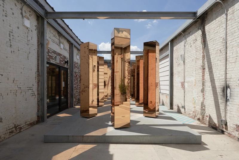 detalle de los reflejos en la instalación spirit of the city