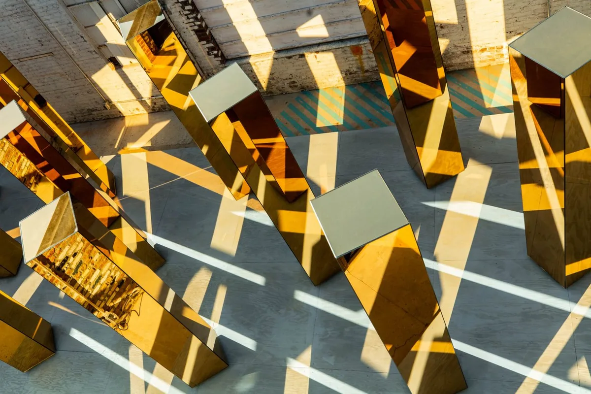 columnas giratorias de la instalación de united visual artist