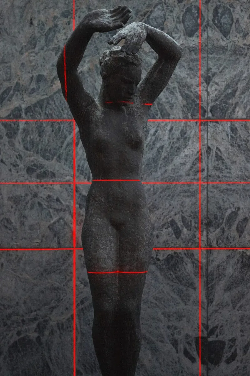 proyección de láseres rojos iluminando la escultura «Alba» de Georg Kolbe