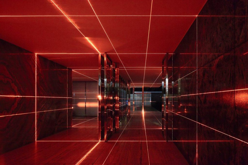 proyección de láseres rojos por todo el edificio 