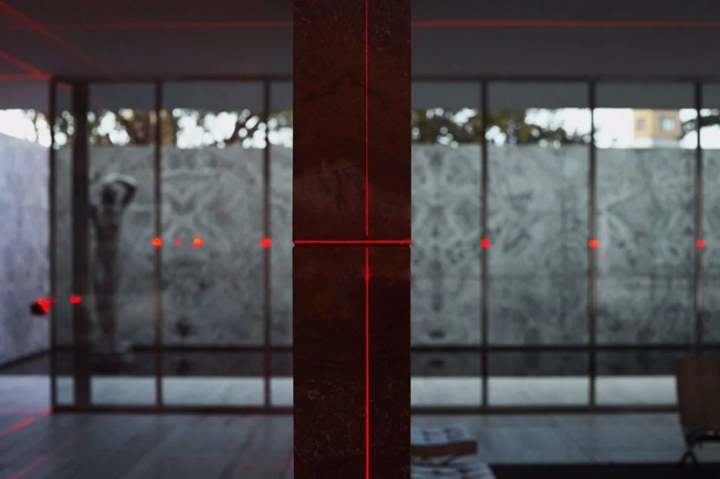 detalle de la iluminación de láseres rojos sobre paredes, suelo y cristales