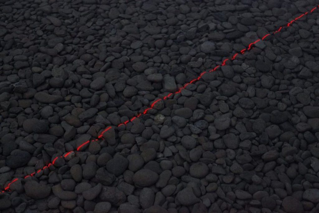 espectáculo de láseres rojos sobre el agua