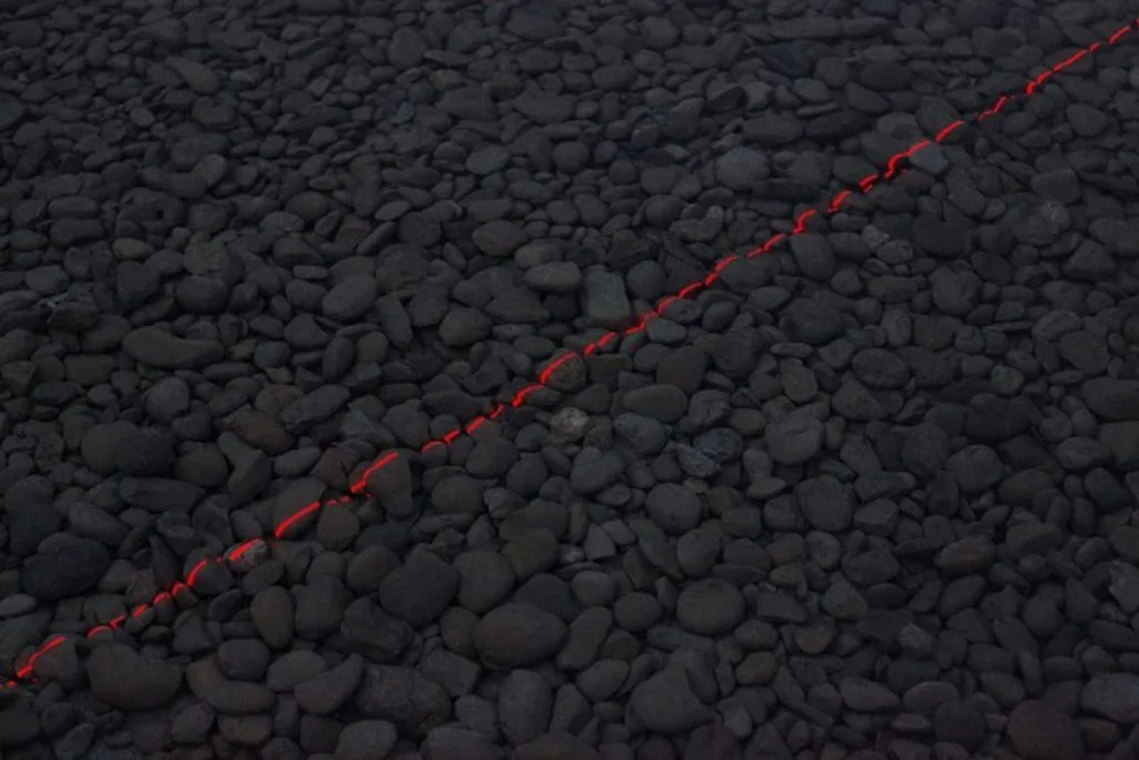 espectáculo de láseres rojos sobre el agua