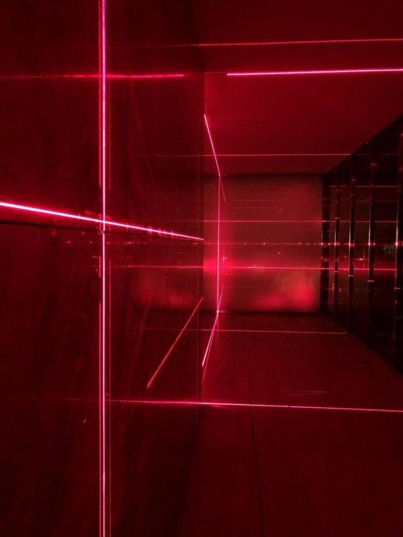 multitud de rayos de laser rojo van cambiando de forma continua la iluminacion
