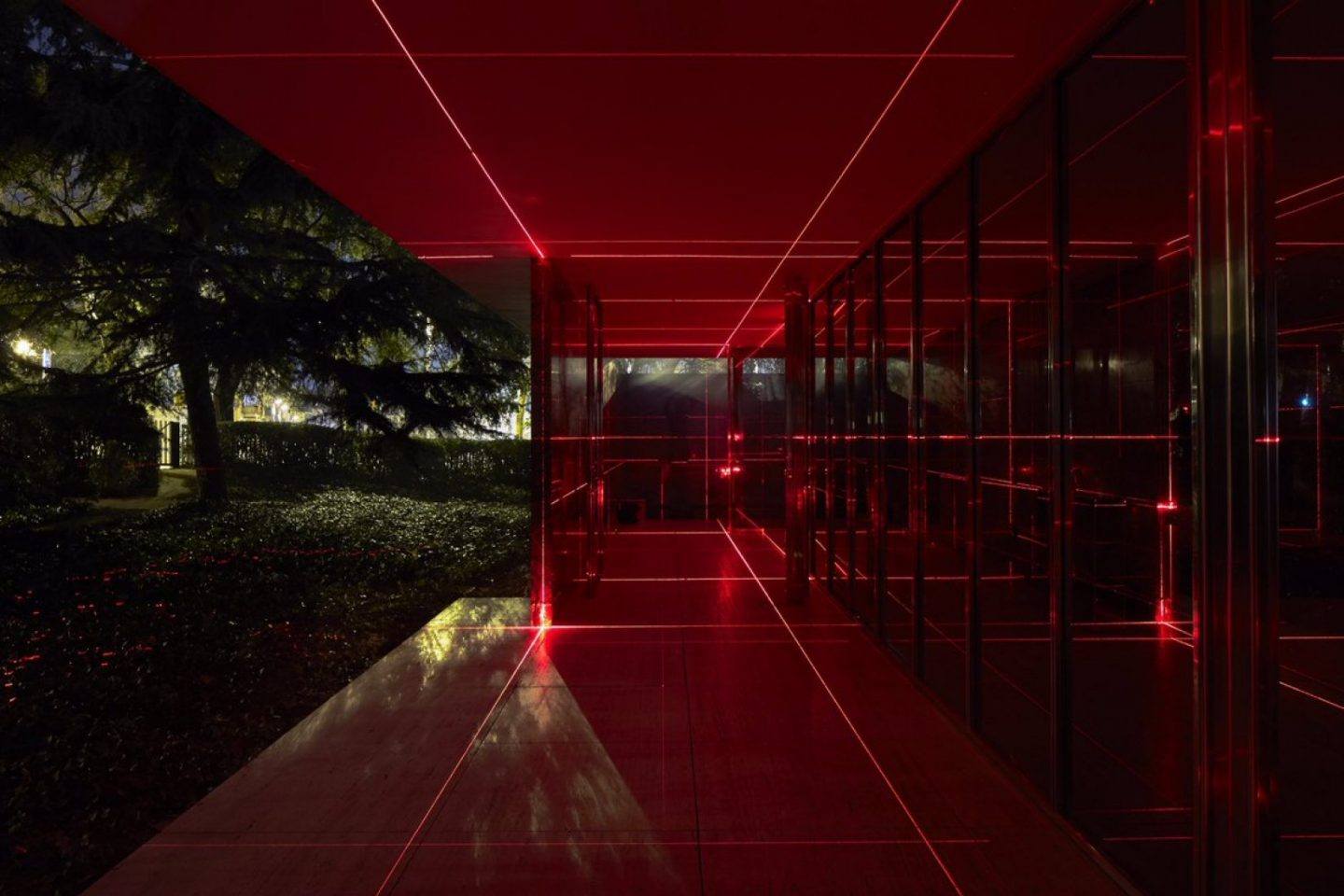 La luz de los láseres acentúa las marcadas líneas rectas tan propias del arquitecto alemán