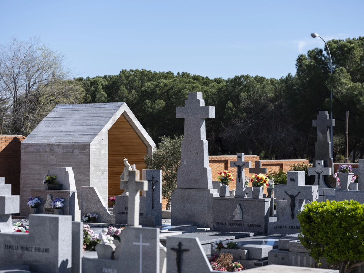 ÁBATON firma un primer panteón que destila simbolismo y coherencia