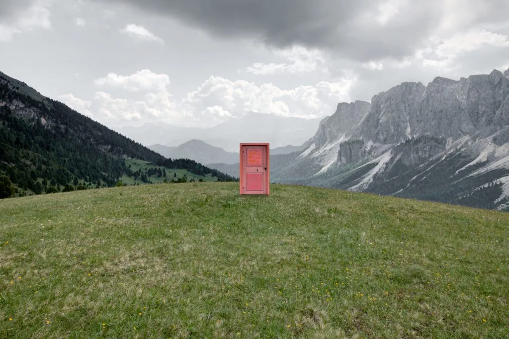 solitarias puertas de entrada a los picos desde el valle de las dolomitas