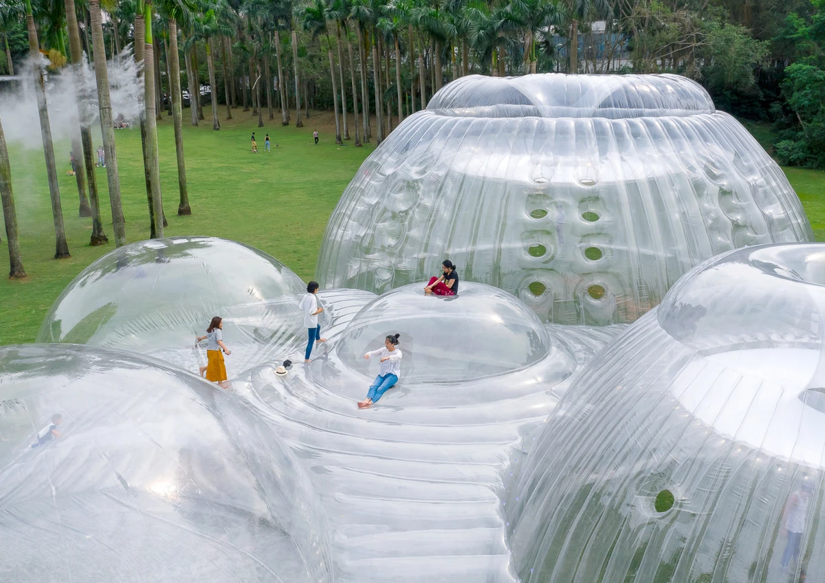 sistema con diferentes cúpulas de plástico translúcido interconectadas