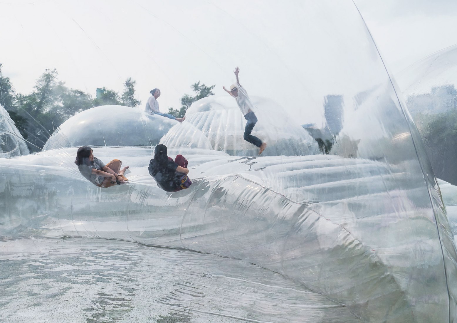 personas interactuando con la instalación air mountain